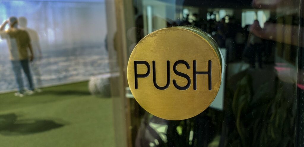 Zu Push-Maßnahmen zählen Display Ads, Video Ads und Social Media Ads.